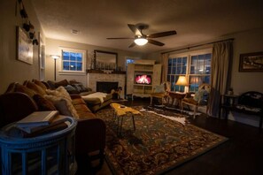 Smart-tv, een open haard, tafelvoetbal en boeken