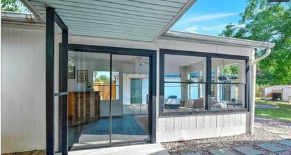 Hot Tub ~Game Room~Movie Room~Boat Parking~Privacy