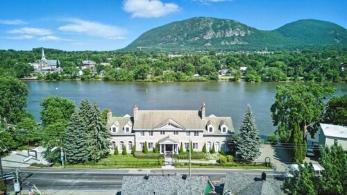 Wake Up to Mont-Saint-Hilaire Views — Waterfront Home Near Montreal