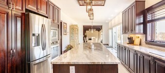 Elegant Manoir with Jacuzzi, Private Dock & Stunning Mont-Saint-Hilaire View
