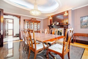 Dining - Wake Up to Mont-Saint-Hilaire Views — Waterfront Home Near Montreal (Beloeil)