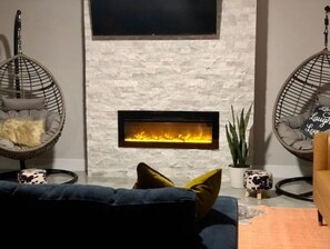 Smart TV, fireplace, books - Hot Tub Serenity: A Stellar Stay - 4 b/3b Amazing (Denison)