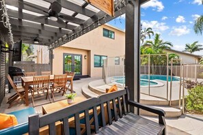 Outdoor dining - High ceilings *5 min to FLL* pool & game room! (Dania Beach)