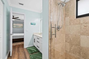 Shower, hair dryer, shampoo - High ceilings *5 min to FLL* pool & game room! (Dania Beach)