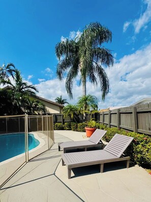 Pool - High ceilings *5 min to FLL* pool & game room! (Dania Beach)