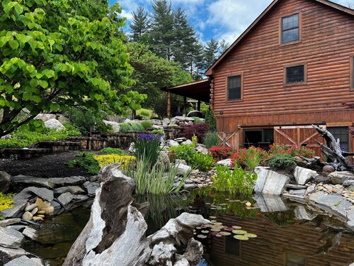 The Tower, Private Mountain Majesty on 11 Acres, 20 Min from AVL