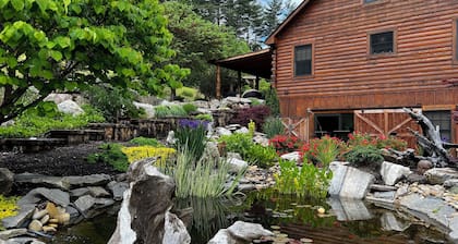 The Tower, Private Mountain Majesty on 11 Acres, 20 Min from AVL