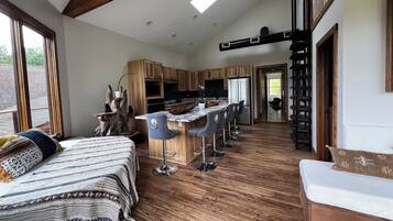 6 bedrooms, WiFi, bed sheets