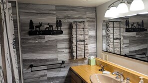 Secador de pelo, bidé, toallas y jabón