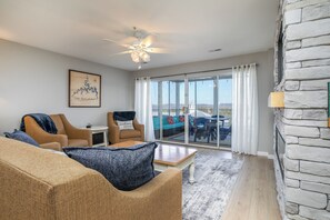 Smart TV, fireplace, DVD player