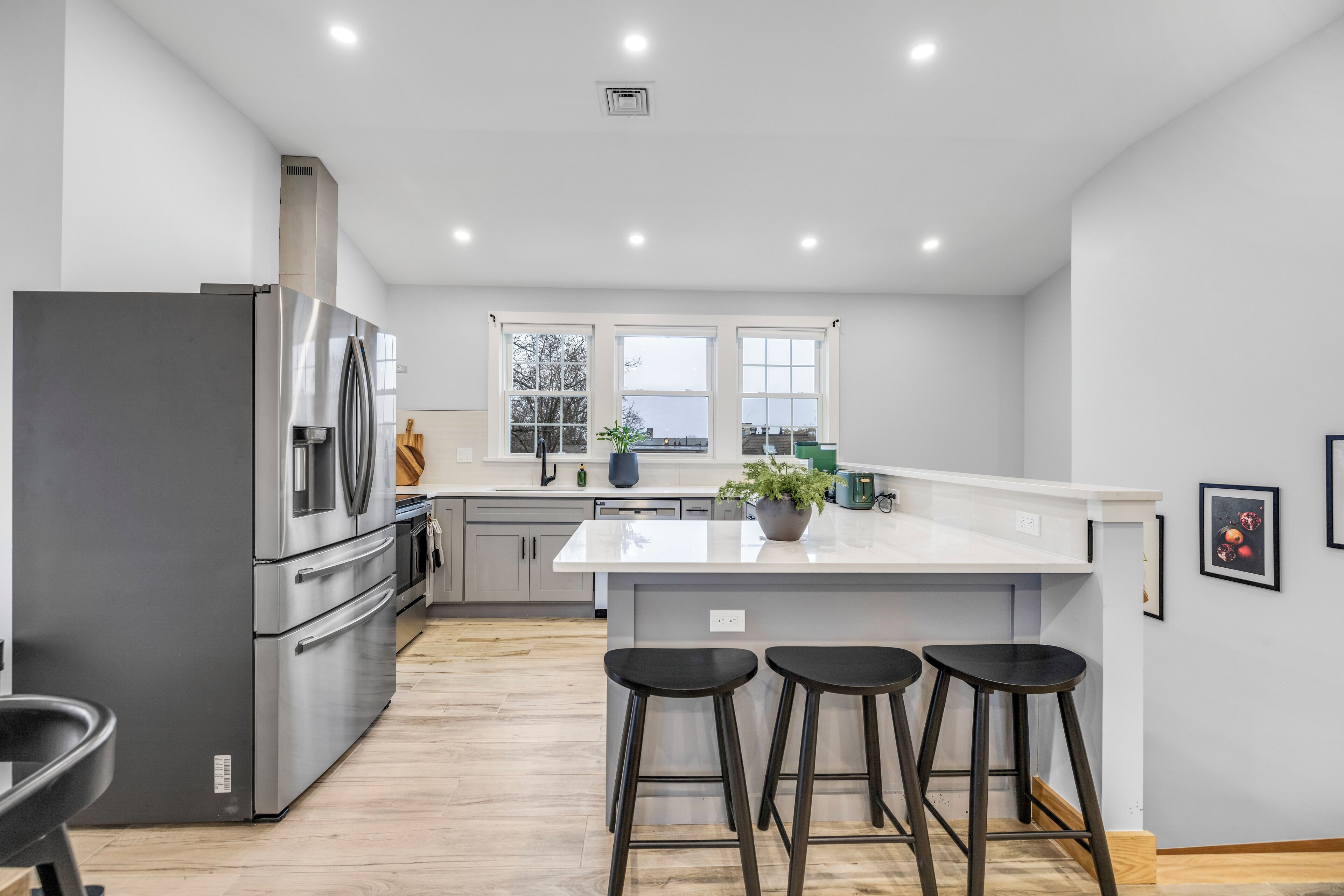 ثلاجة، ميكروويف، فرن، موقد طهي مسطح