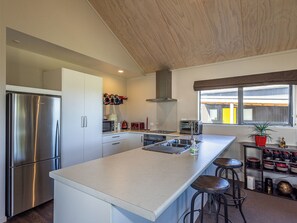 Een koelkast, een microgolfoven, een vaatwasser, een broodrooster