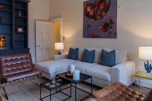 TV - Timekeeper’s Chamber: Elegant 2BR in Knightsbridge (London)