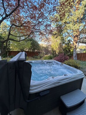 Outdoor spa tub - Treetop Castle *Sleeps 16* (Boise)