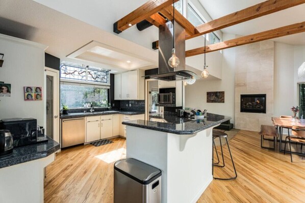 Fridge, microwave, oven, dishwasher - Treetop Castle _Sleeps 16 (Boise)