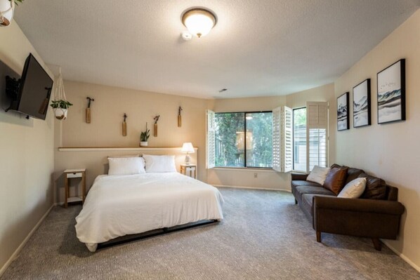 5 bedrooms, desk, travel cot, free WiFi