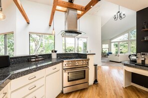 Fridge, microwave, oven, dishwasher - Treetop Castle _Sleeps 16 (Boise)