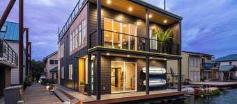 Stunning Floating Home on the Willamette River!