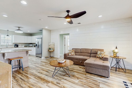 Dog-friendly home with full kitchen, patio, BBQ and cozy living room