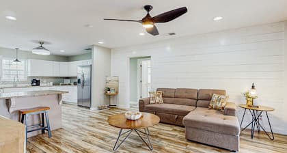 Dog-friendly home with full kitchen, patio, BBQ and cozy living room