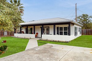 Exterior - Dog-friendly home with full kitchen, patio, BBQ and cozy living room (Rockport)