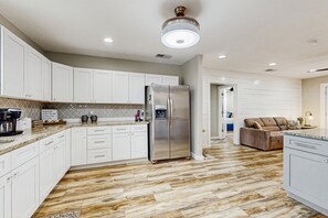 Fridge, microwave, oven, stovetop - Dog-friendly home with full kitchen, patio, BBQ and cozy living room (Rockport)