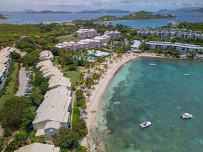 Perto da praia, espreguiçadeiras, toalhas de praia 