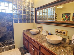 Een haardroger, handdoeken, zeep, toiletpapier