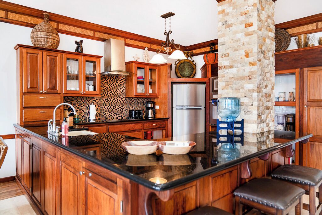 Kühlschrank, Mikrowelle, Ofen, Wasserkocher mit Kaffee-/Teezubehör