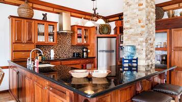 Kühlschrank, Mikrowelle, Ofen, Wasserkocher mit Kaffee-/Teezubehör