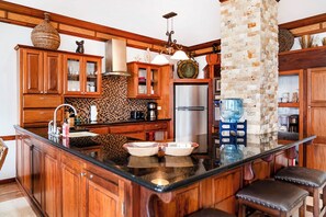 Refrigerador, microondas, horno y cafetera y tetera