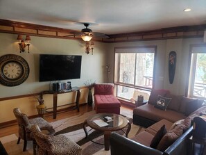 Een televisie en een printer