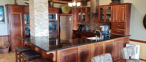 Kühlschrank, Mikrowelle, Ofen, Wasserkocher mit Kaffee-/Teezubehör