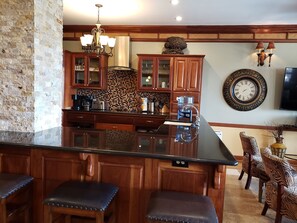 Kühlschrank, Mikrowelle, Ofen, Wasserkocher mit Kaffee-/Teezubehör