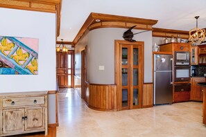 Réfrigérateur, micro-ondes, four, cafetiÚre/bouilloire