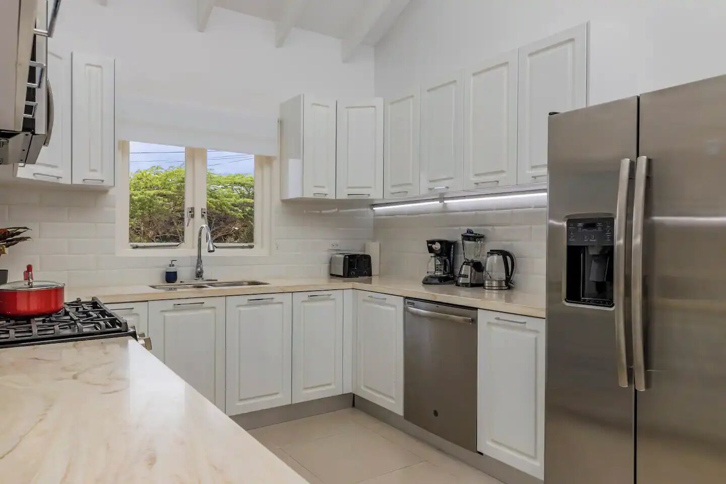 Refrigerador, microondas, horno y parrilla de estufa 