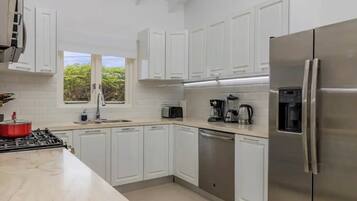 Refrigerador, microondas, horno y parrilla de estufa