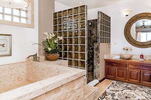 Een haardroger, handdoeken, zeep, toiletpapier