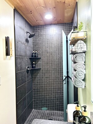 Shower, hair dryer, towels, soap - Cozy Cabin Escape • Sleeps 6 • Games • 65” TV (Crossville)