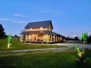 Exterior - Spacious Get Away: Mt. View Cabin fully equipped kitchen ONLY 15min to Town (Crossville)