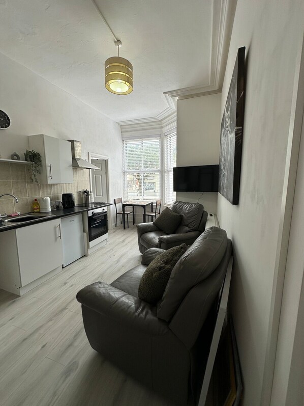 Living area - Carmen Sylva Llandudno G floor studio apartment (Llandudno)