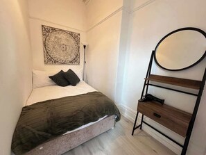 1 habitación, tabla de planchar con plancha, cuna de viaje y wifi 