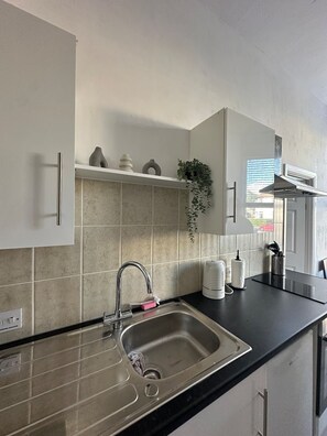 Private kitchen - Carmen Sylva Llandudno G floor studio apartment (Llandudno)