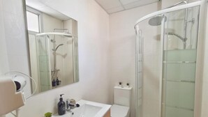 تجهيزات دش، مجففات شعر، مناشف، صابون