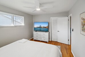 4 عدّة غر�ف نوم ومكتب ومكواة/لوح كي وسرير سفر