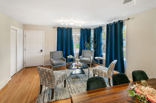 Newly remodeled 4 bedroom home in DT Libertyville Near Naval Base!