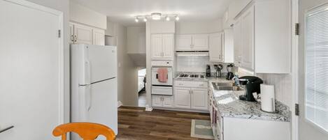 Jääkaappi, mikroaaltouuni, uuni, liesi