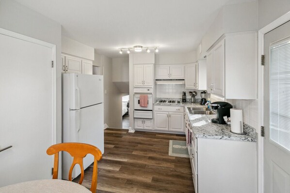 Frigorifero, microonde, forno, piano cottura