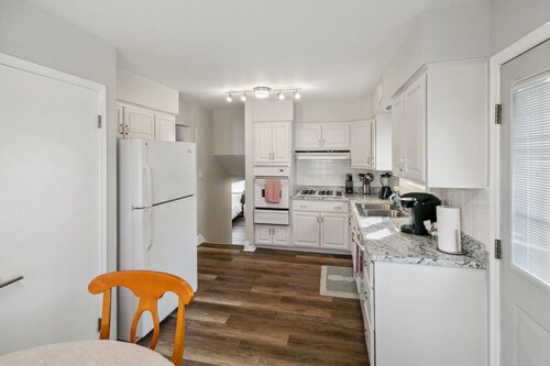 Newly remodeled 4 bedroom home in DT Libertyville Near Naval Base!