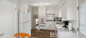 Newly remodeled 4 bedroom home in DT Libertyville Near Naval Base!